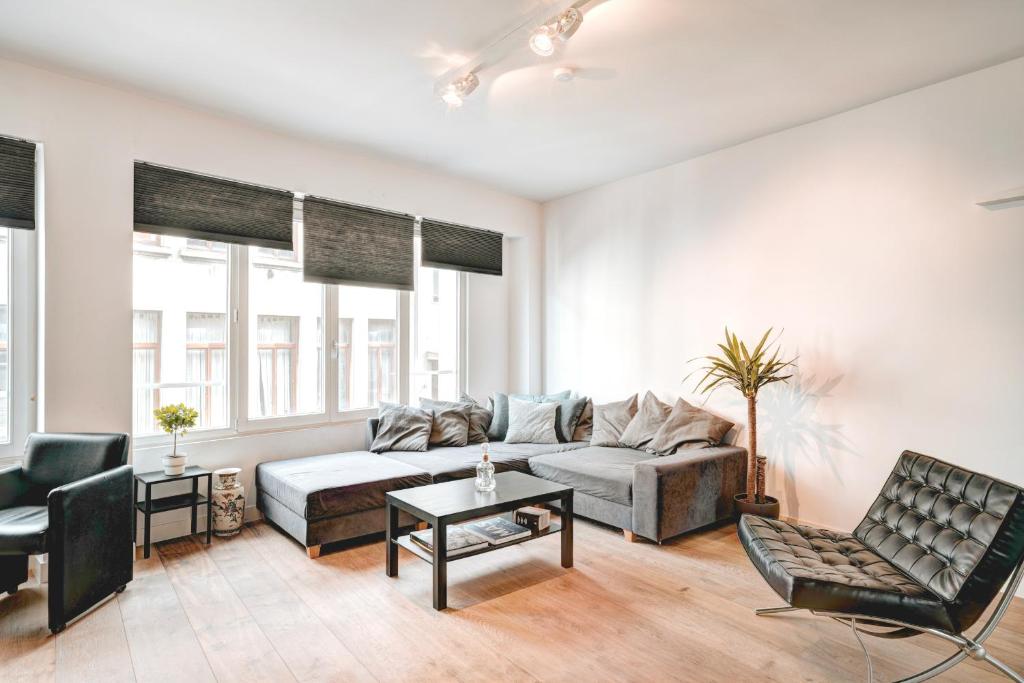 - un salon avec un canapé et une table dans l'établissement Apartment Light House. Heart of Antwerp, à Anvers