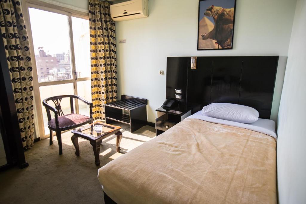 Postel nebo postele na pokoji v ubytování Aura Inn Hotel Cairo