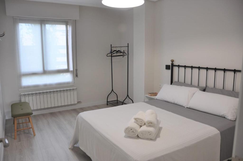 1 dormitorio con 1 cama con 2 toallas en Apartamento La Estambrera IV con Wifi y Aire Acondicionado, en Logroño