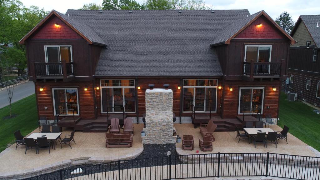 Casa grande con patio con mesas y sillas. en Luxury Lakefront Villa Lazy River HUGE POOL Kayaks 2Mi to SDCity, en Branson