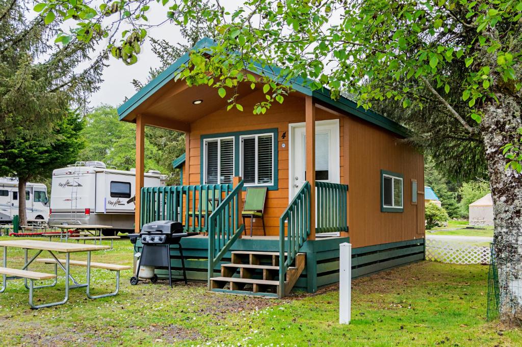 Long Beach Camping Resort Studio Cabin 4 - Housity