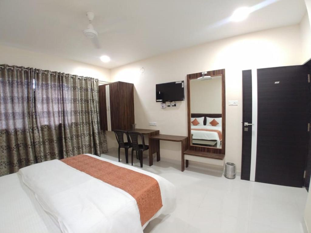 Katil atau katil-katil dalam bilik di Hotel Matruchhaya Lonavala - Near Loanvala Station - Quality and Comfort