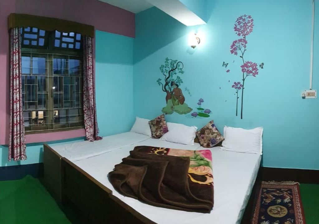 Säng eller sängar i ett rum på Ditto Room Heritage Hotel, Gangtok