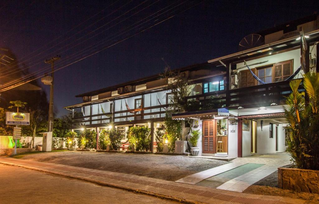 a building on a street at night at Pousada Sol da Ferrugem in Garopaba