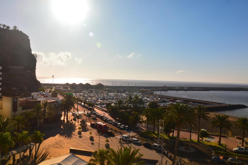 uma vista para uma cidade com palmeiras e um porto em Holiday House Aguacate 1 em San Sebastián de la Gomera