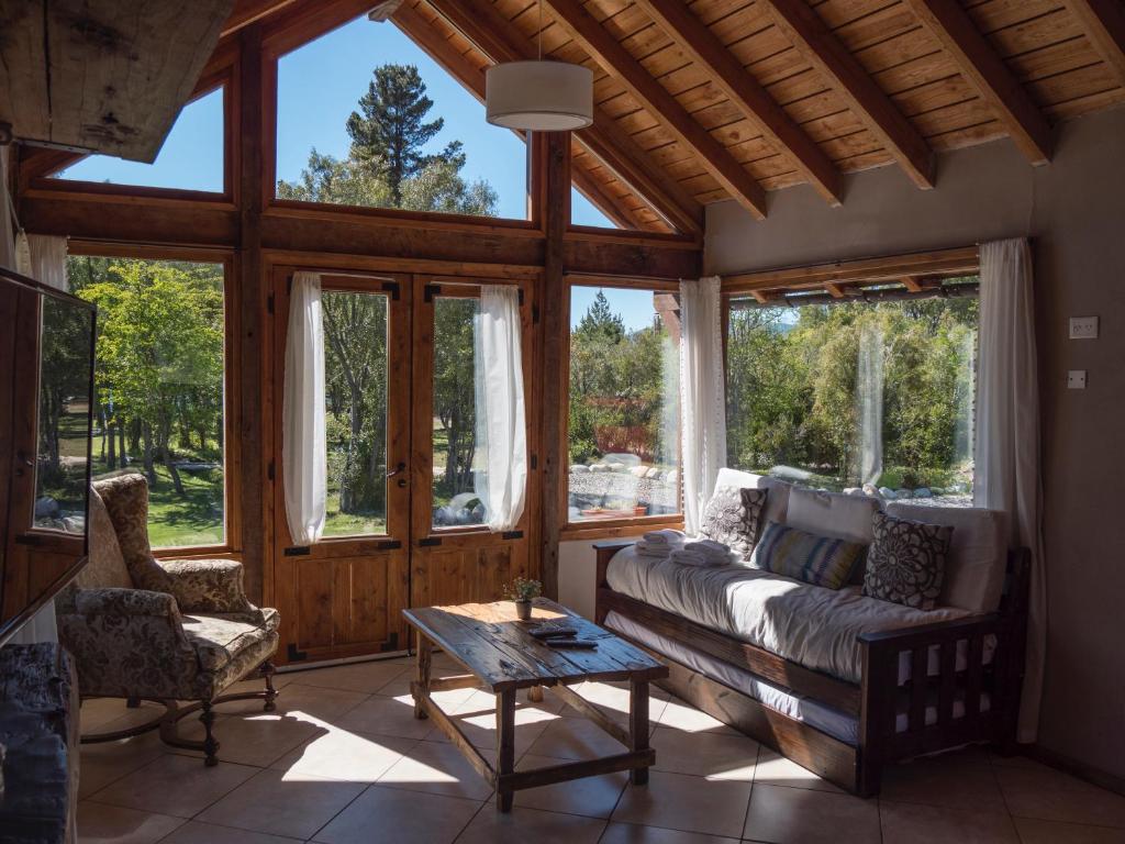 uma sala de estar com um sofá e uma mesa em La Huala em San Carlos de Bariloche