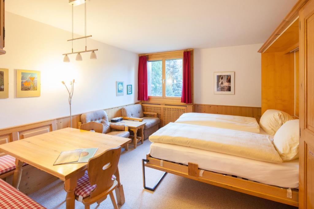 Postel nebo postele na pokoji v ubytování Hotel Chesa Surlej