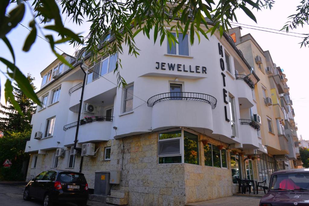 ルセにあるJeweller Hotelの宝石を読む看板のある白い建物