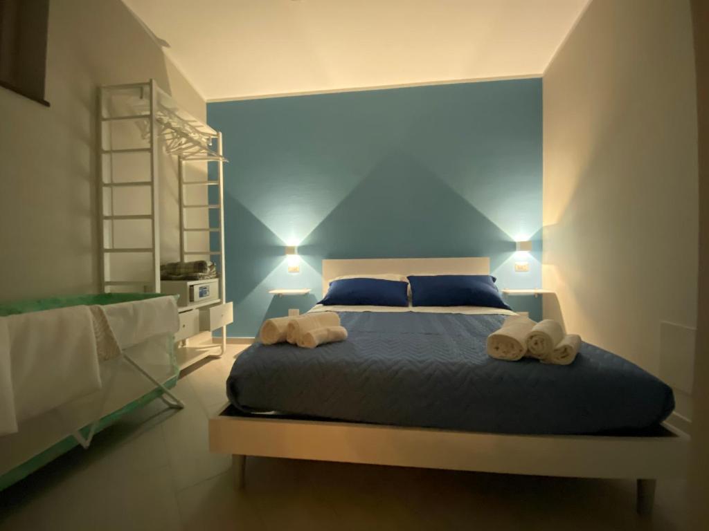 ein Schlafzimmer mit einem Bett mit zwei Handtüchern darauf in der Unterkunft B&B Il Vicoletto in Castellammare di Stabia