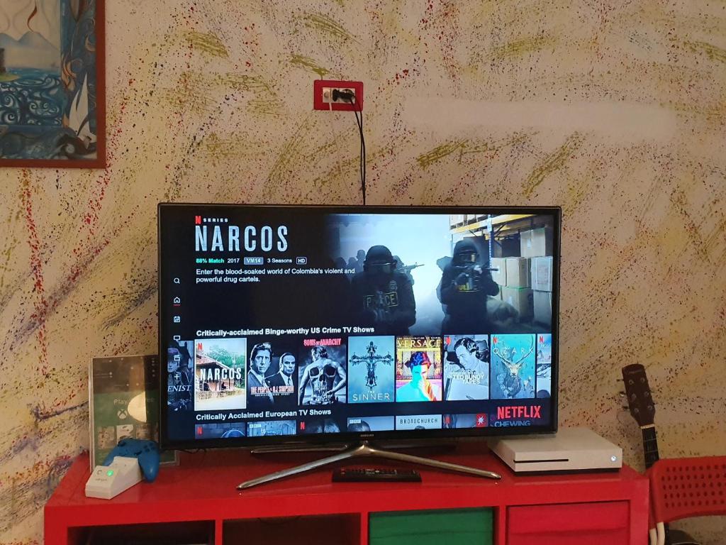 TV a/nebo společenská místnost v ubytování Hostel Mancini Naples