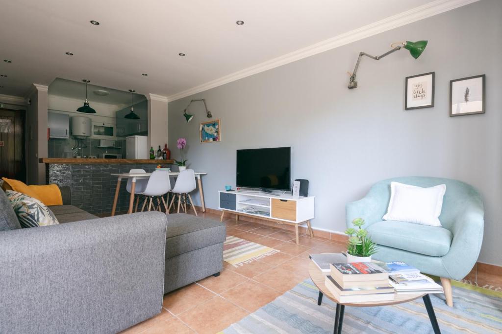 a living room with a couch and a tv at Atlantis Flat. Relaxing Moments in Machico