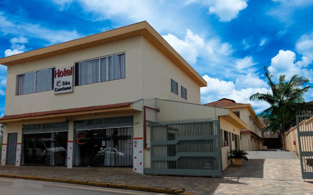 un edificio con un letrero de hotel en su lateral en Hotel São Caetano, en Ribeirão Preto