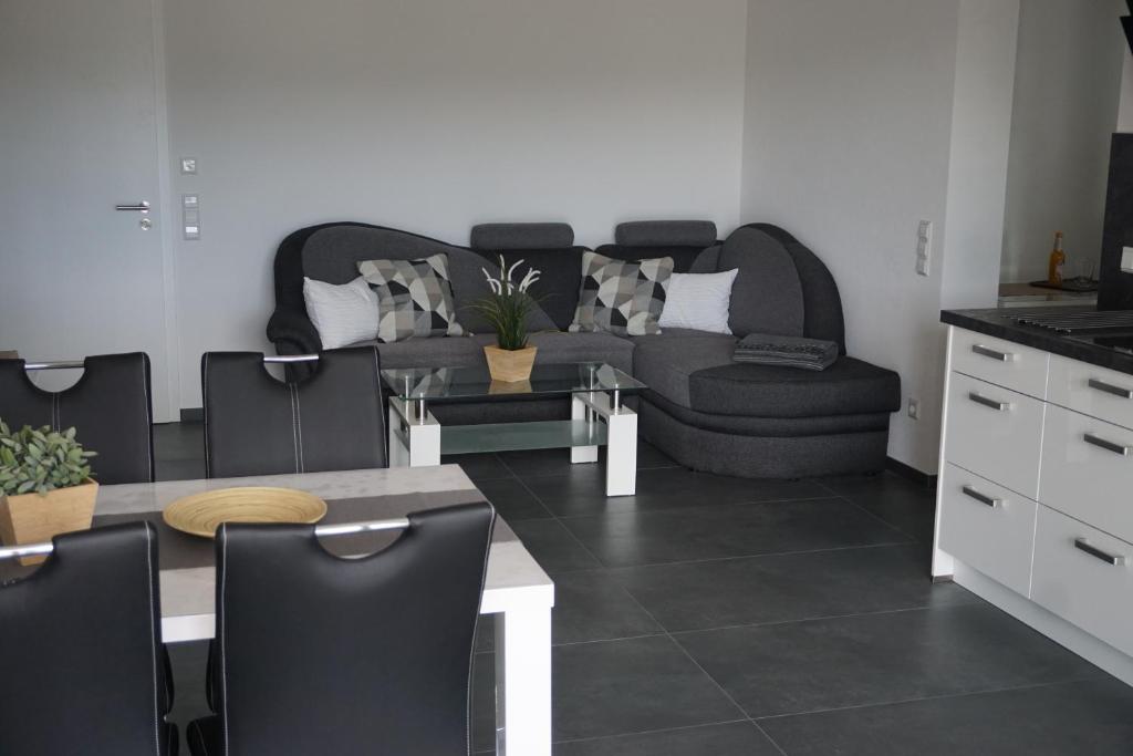 - un salon avec un canapé et une table dans l'établissement Ferienwohnung Schauinsland, à Neuenbürg