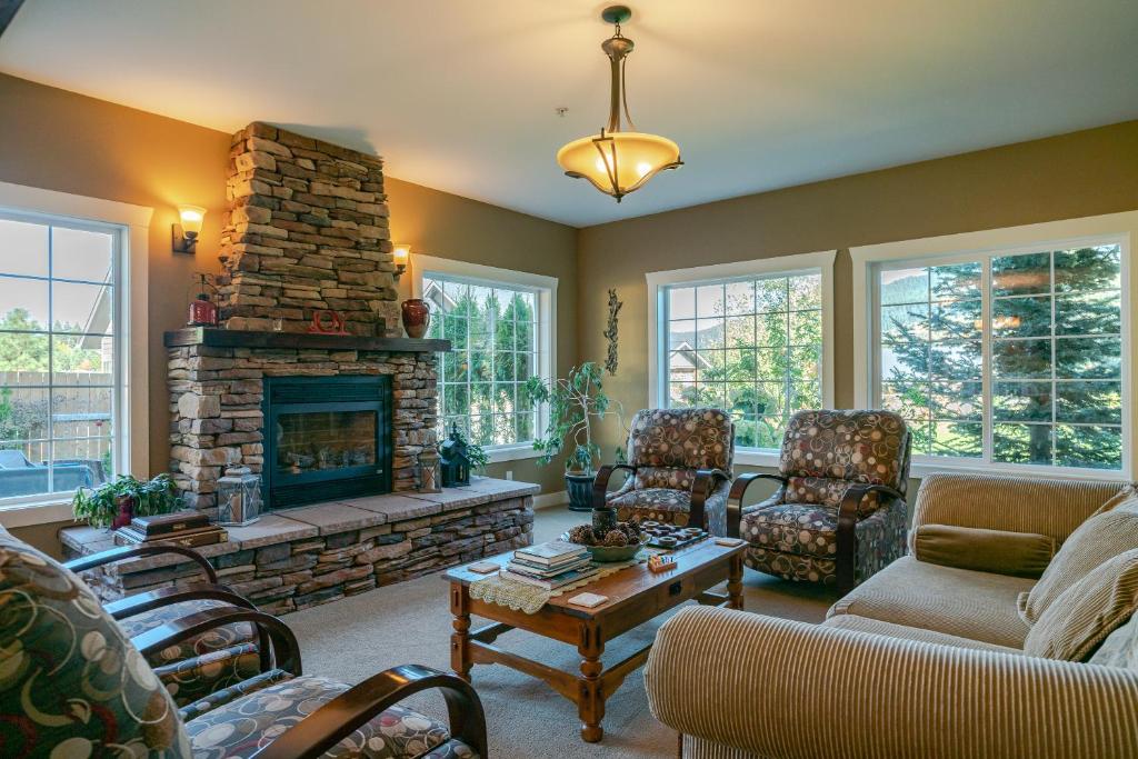 a living room with a couch and a fireplace at Granite Hills Inn in Leavenworth