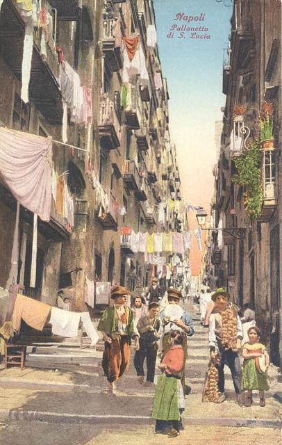 Un dipinto di un gruppo di persone che camminano per strada di Casa pallonetto a Napoli