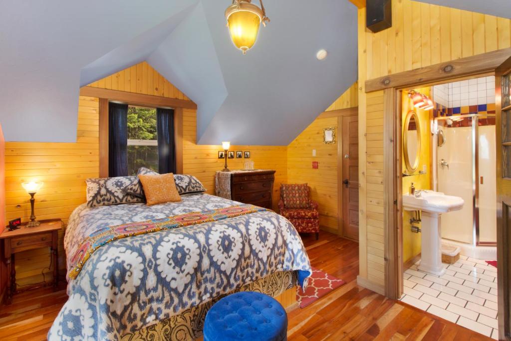 a bedroom with a bed and a bathroom at Juniper Lane Guest House in Friday Harbor