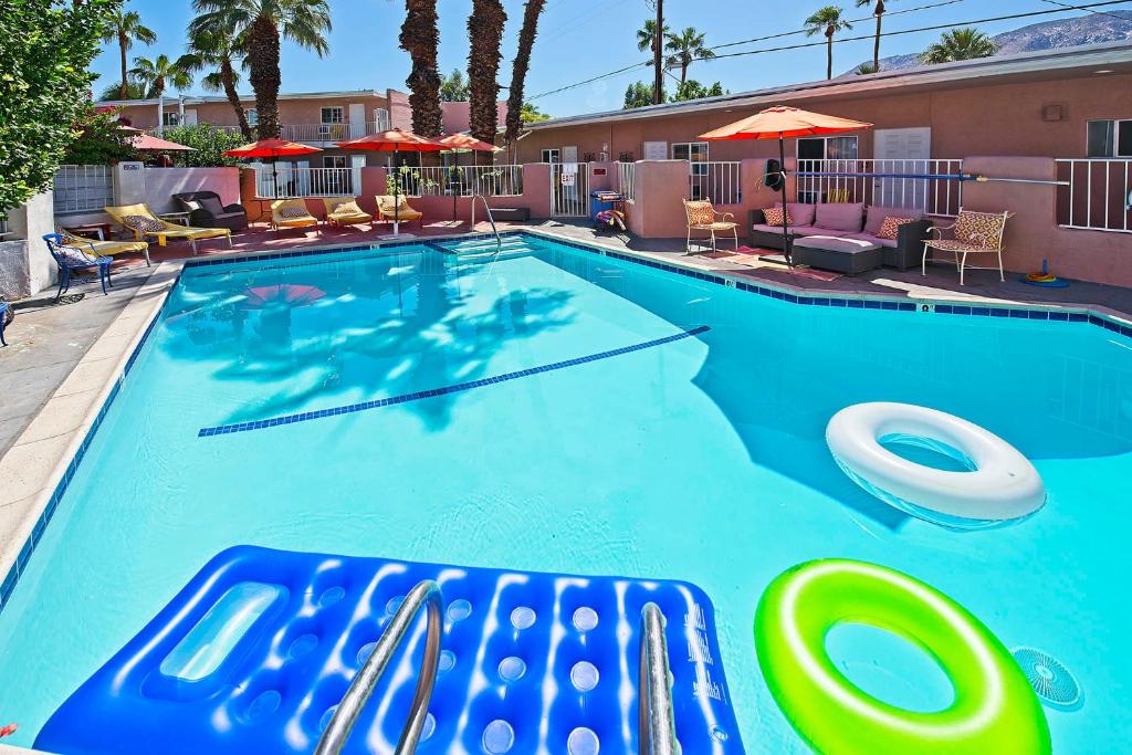 Bazén v ubytování Inn at Palm Springs nebo v jeho okolí