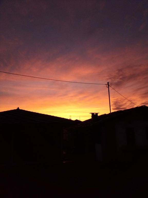 Východ nebo západ slunce při pohledu z bed and breakfast nebo okolí