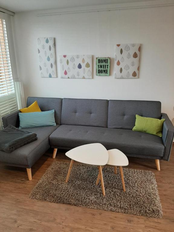 ein Wohnzimmer mit einem Sofa und einem Tisch in der Unterkunft Gemütliche Ferienwohnung, Ländlich und Stadtnah, ruhig gelegen in Rheda-Wiedenbrück