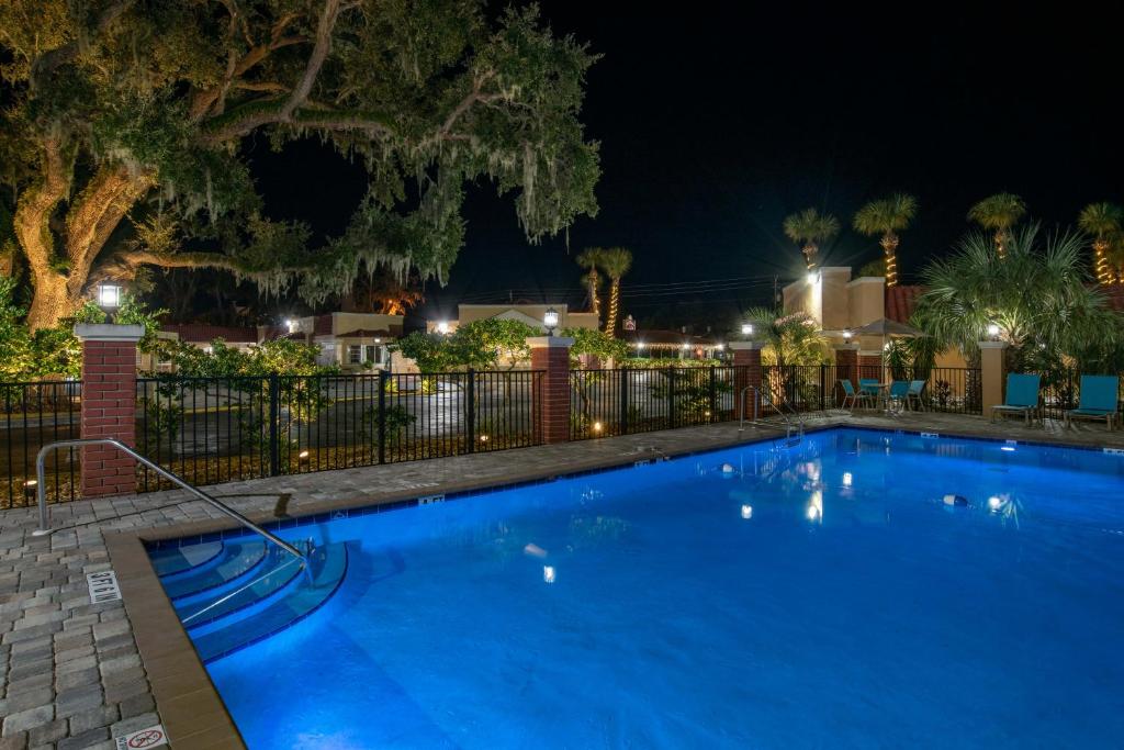 ein Schwimmbad in der Nacht mit einem Zaun in der Unterkunft Villa 1565 - Saint Augustine in St. Augustine