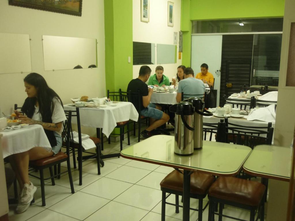 un grupo de personas sentadas en mesas en un restaurante en Mística Boutique Hotel, en Arequipa