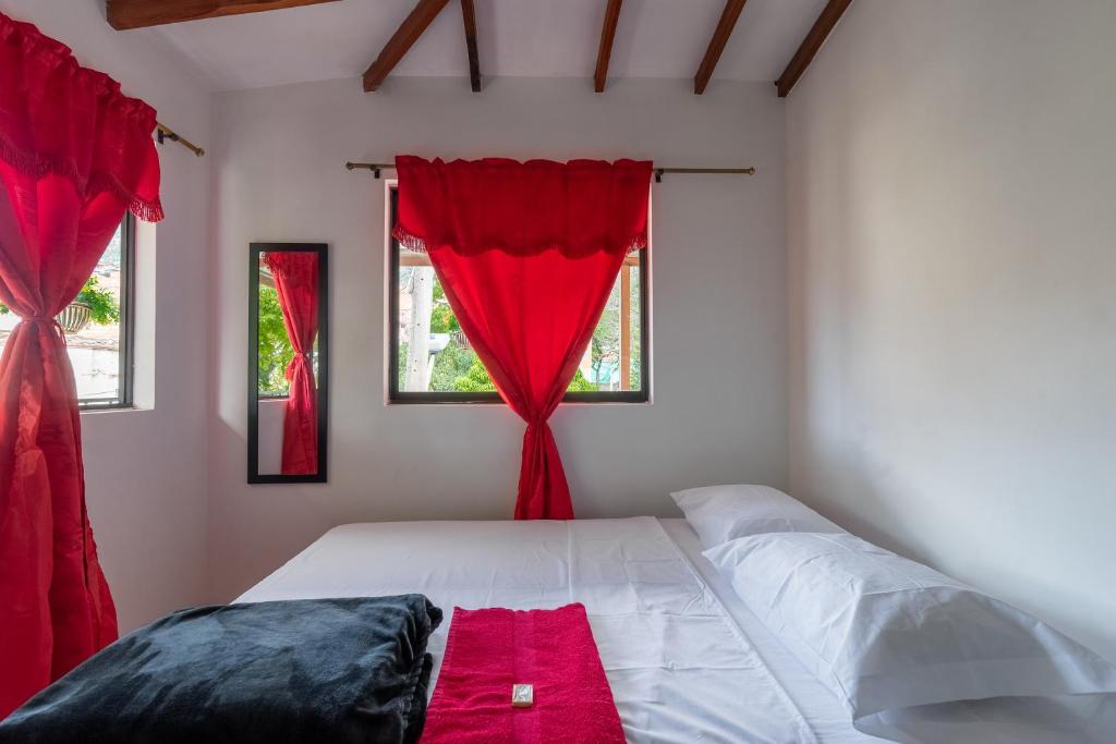 Postel nebo postele na pokoji v ubytování CAMPO VALDES PARK HOSTEL