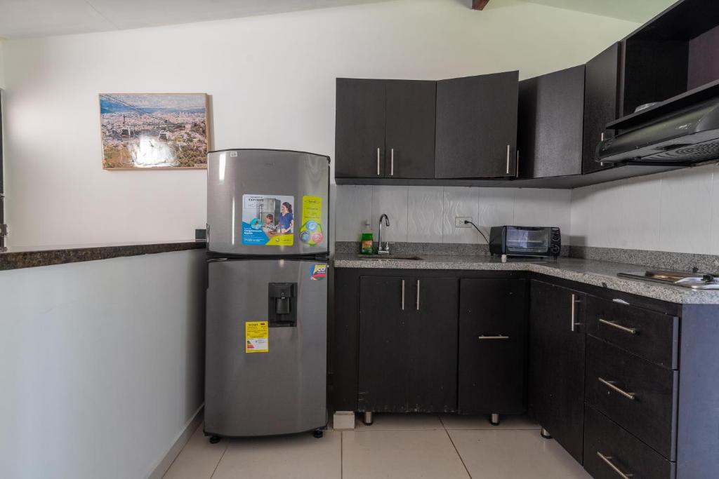 Kuchyň nebo kuchyňský kout v ubytování CAMPO VALDES PARK HOSTEL
