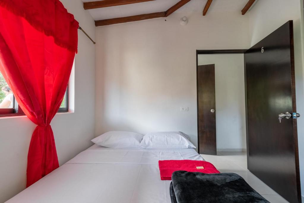 Postel nebo postele na pokoji v ubytování CAMPO VALDES PARK HOSTEL