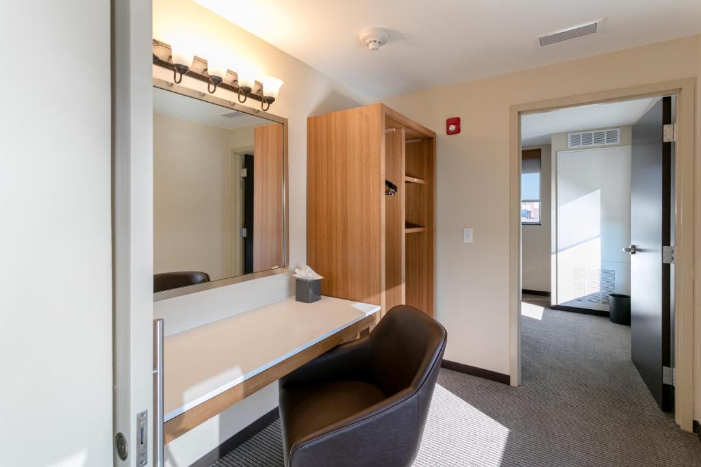 Postel nebo postele na pokoji v ubytování Hyatt Place Wilmington Riverfront