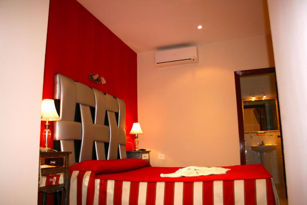 Postel nebo postele na pokoji v ubytování Hostal la Fuente