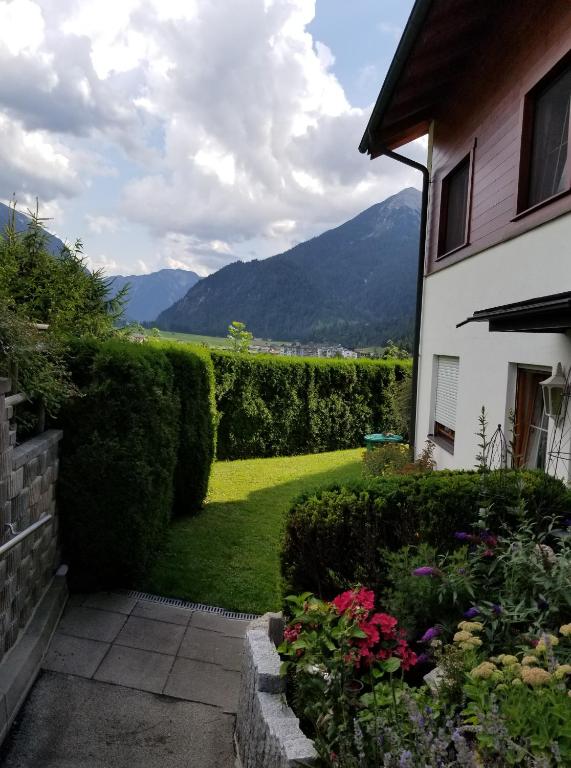 Vista generica sulle montagne o vista sulle montagne dall'interno della casa vacanze