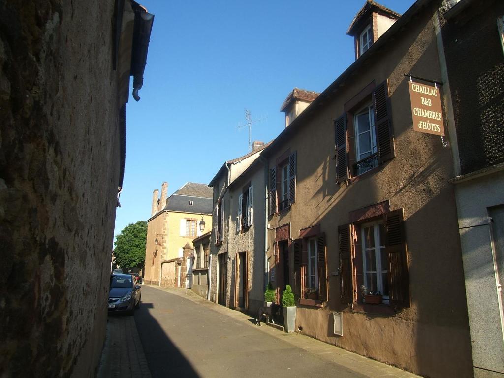 Une allée avec une voiture garée sur le côté d'un bâtiment dans l'établissement Chaillac Bed & Breakfast, à Chaillac