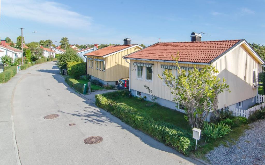 una fila de casas en una calle residencial en Tallkrogen Romantic House - Upper or Lower Apartment, en Estocolmo