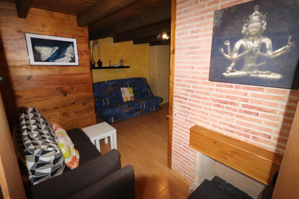 塞拉內華達的住宿－PRESIDENTE CON ENCANTO，带沙发和墙壁的客厅