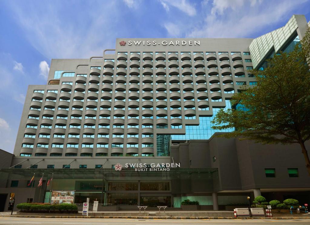 un edificio con un hotel con jardín suizo en Swiss-Garden Hotel Bukit Bintang Kuala Lumpur en Kuala Lumpur