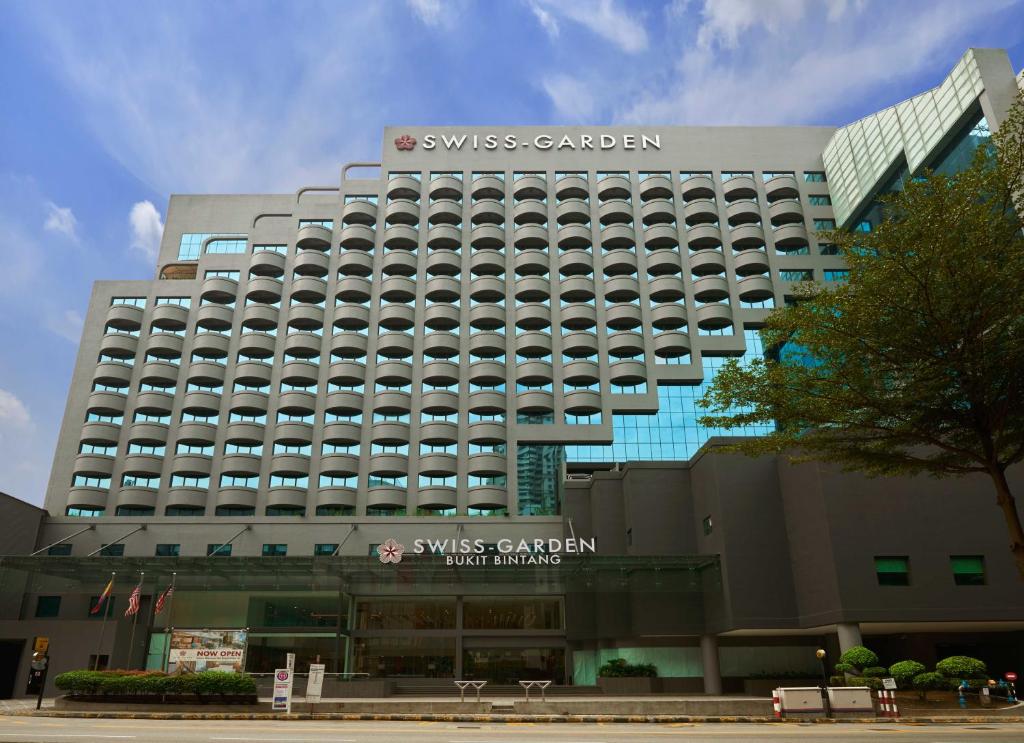 un edificio con un hotel con jardín suizo en Swiss-Garden Hotel Bukit Bintang Kuala Lumpur, en Kuala Lumpur