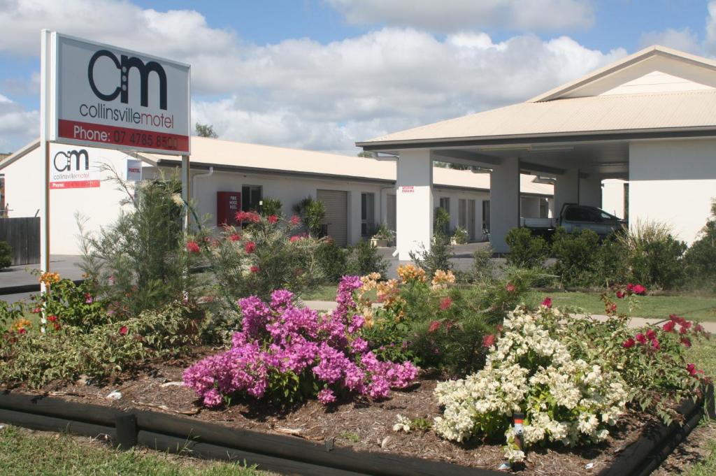 un jardín de flores frente a un edificio en Collinsville Motel en Collinsville