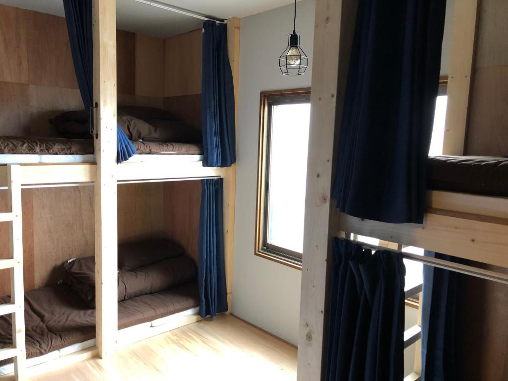 Palanda nebo palandy na pokoji v ubytování Guesthouse OYADO SAPPORO