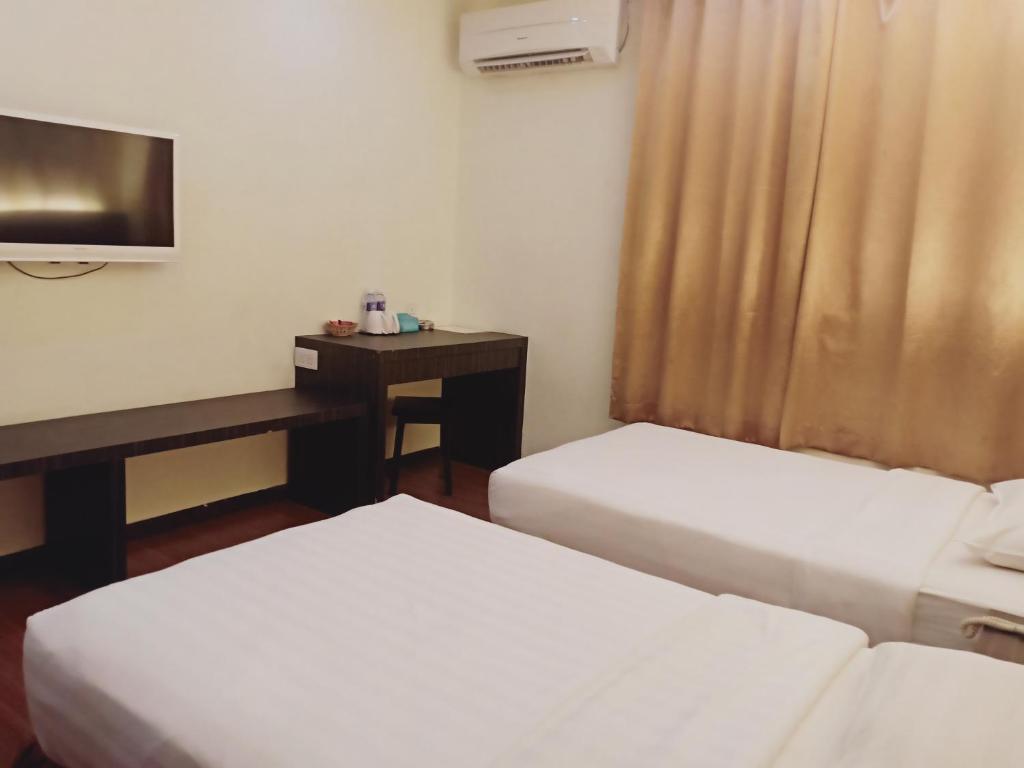 Postel nebo postele na pokoji v ubytování Fajar Hotel