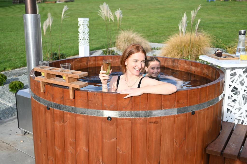 Hostia v ubytovaní Apartamenty U Harrego I Przy Stawie Spa z klimatyzacją, balia, sauna, ogrodem i parkingiem