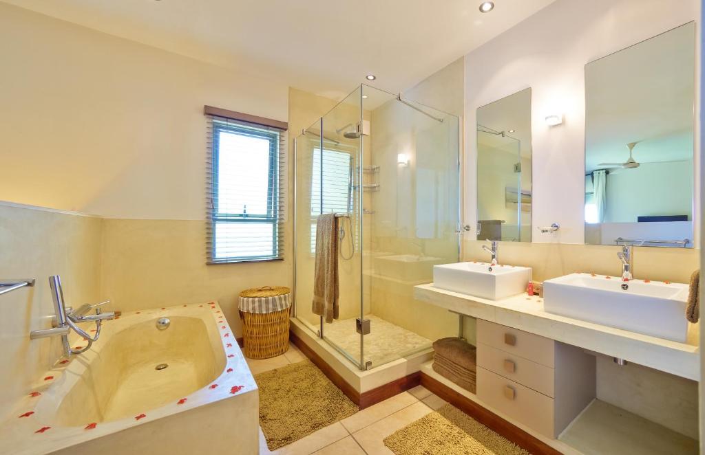 Koupelna v ubytování Bon Azur Beachfront Suites & Penthouses with LOV