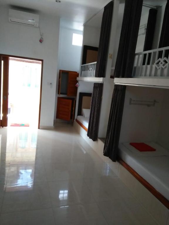 Dharma Yoga Homestay dan hostel - Cama En La Habitación Del Dormitorio De 8 Camas