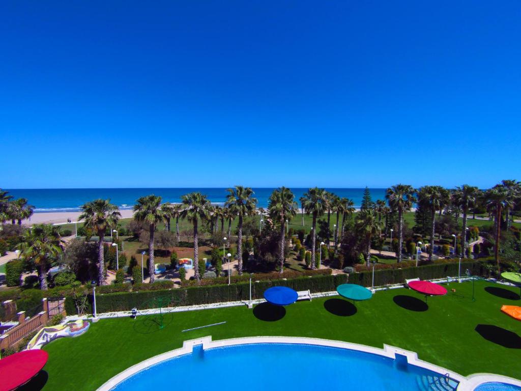 ein Luftblick auf ein Resort mit Pool und Strand in der Unterkunft Frontal en primera linea Vistamar 3 in Oropesa del Mar