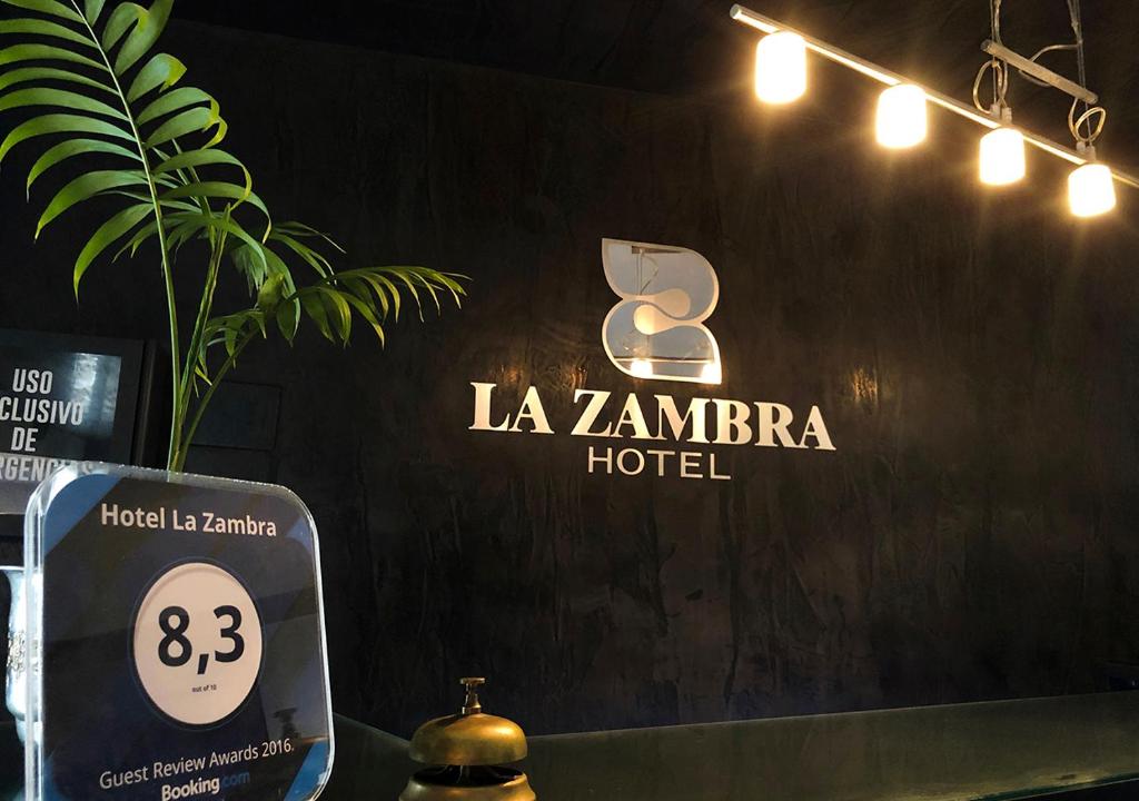 un cartello che legge la zamberia hotel su un muro di Hotel La Zambra a Mancha Real