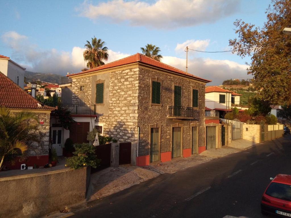 ein kleines Steingebäude auf einer Straße in einer Stadt in der Unterkunft Victoria 1942 in Funchal