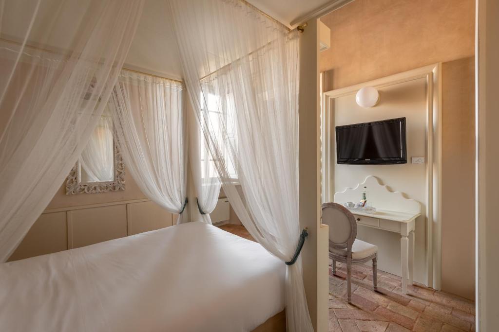 TV a/nebo společenská místnost v ubytování Hotel Palazzo Novello