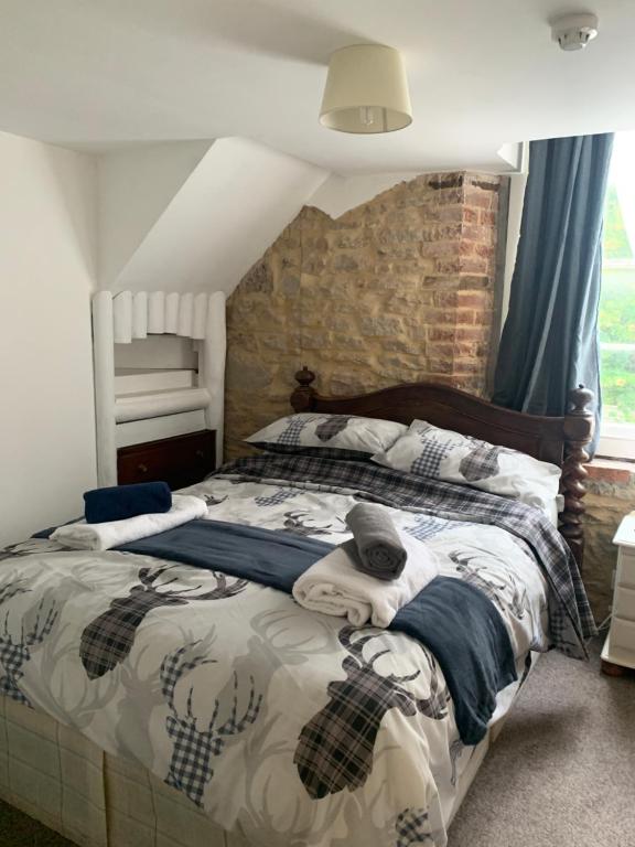 Postel nebo postele na pokoji v ubytování Crosskeys Inn Guest Rooms in Wye Valley