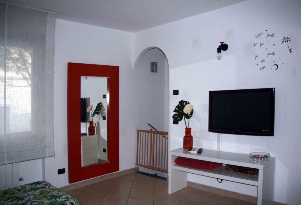 uma sala de estar com uma televisão de ecrã plano na parede em Il sogno di Gabry em Florença