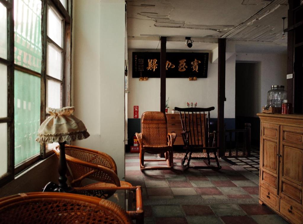 台南的住宿－新東亞旅埕，用餐室配有椅子和桌子