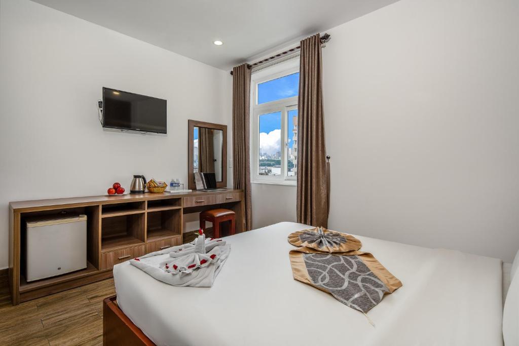 Postel nebo postele na pokoji v ubytování Valencia Da Nang Beach Hotel
